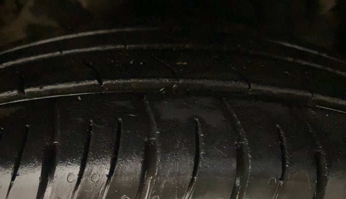 2022 Mahindra XUV300 W8 (O) 1.2 PETROL, Petrol, Manual, 10,013 km, Right Front Tyre Tread