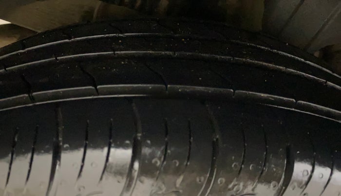 2022 Mahindra XUV300 W8 (O) 1.2 PETROL, Petrol, Manual, 10,013 km, Right Rear Tyre Tread