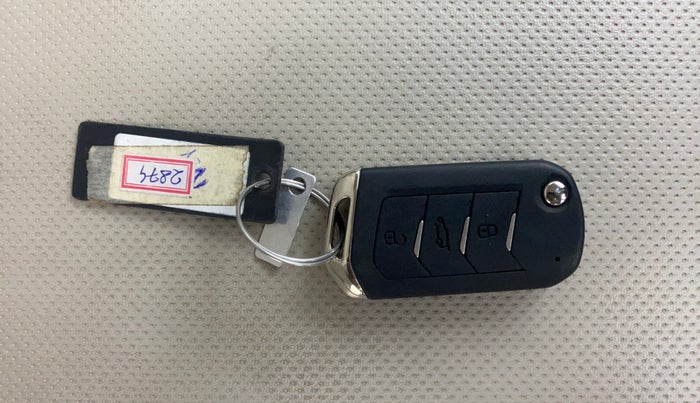 2022 Mahindra XUV300 W8 (O) 1.2 PETROL, Petrol, Manual, 10,013 km, Key Close Up