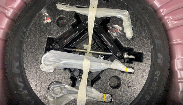 2022 Mahindra XUV300 W8 (O) 1.2 PETROL, Petrol, Manual, 10,013 km, Spare Tyre