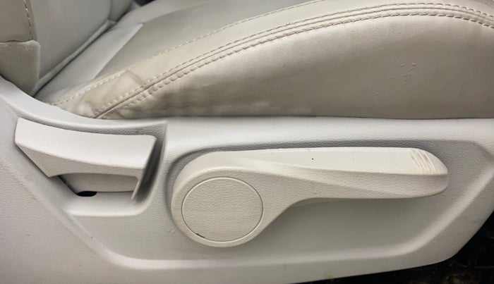 2022 Mahindra XUV300 W8 (O) 1.2 PETROL, Petrol, Manual, 10,013 km, Driver Side Adjustment Panel