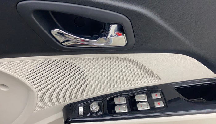 2022 Mahindra XUV300 W8 (O) 1.2 PETROL, Petrol, Manual, 10,013 km, Driver Side Door Panels Control