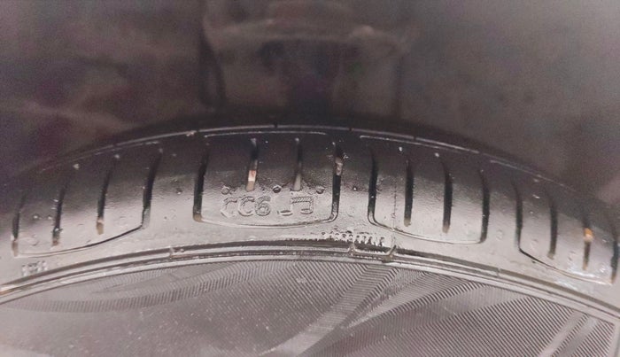 2015 Ford Figo Aspire TITANIUM 1.2 PETROL, Petrol, Manual, 51,631 km, Right Front Tyre Tread