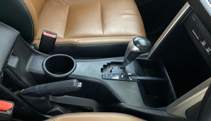 2016 Toyota Innova Crysta 2.8 ZX AT 7 STR, Diesel, Automatic, 57,258 km, Gear Lever