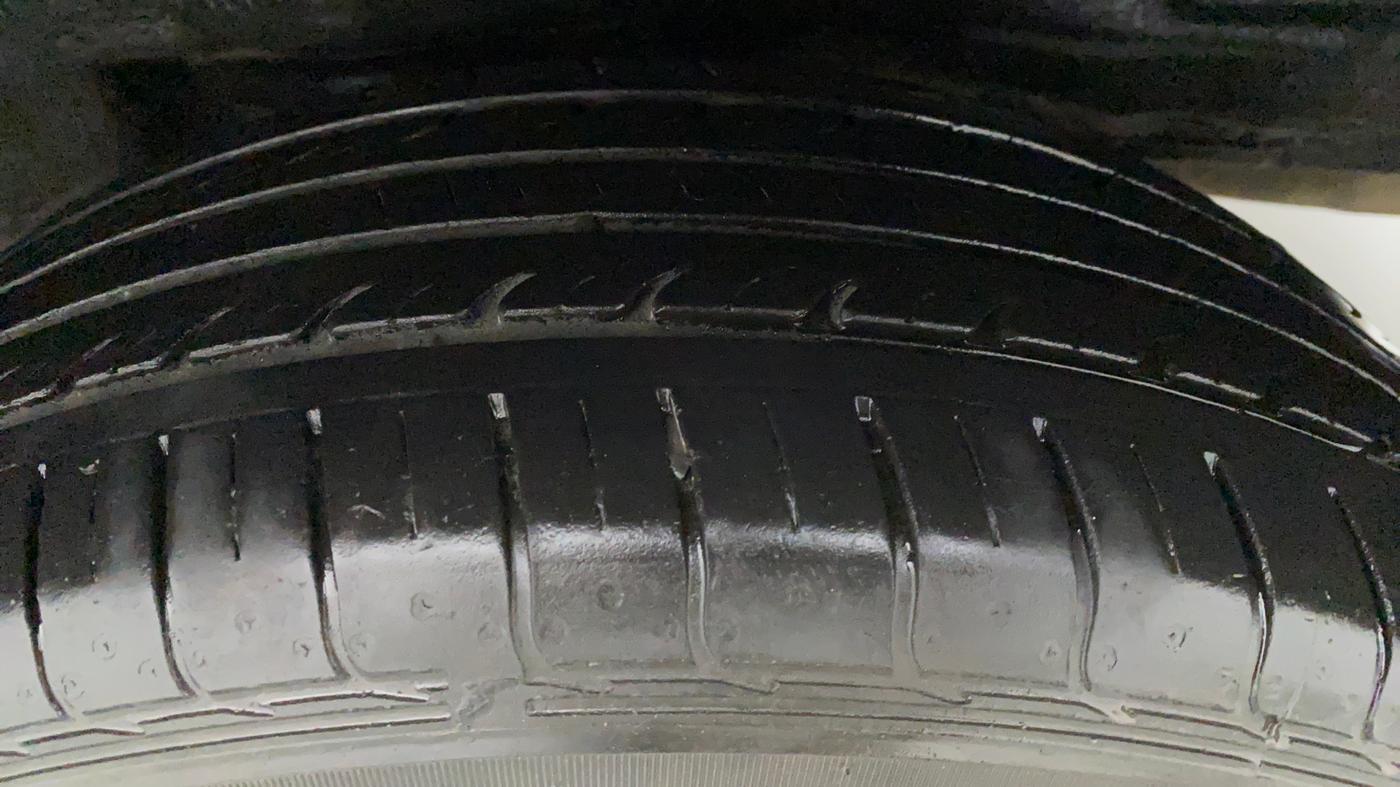2015 Toyota Corolla Altis G, Petrol, Manual, 80,008 km, Right Front Tyre Tread