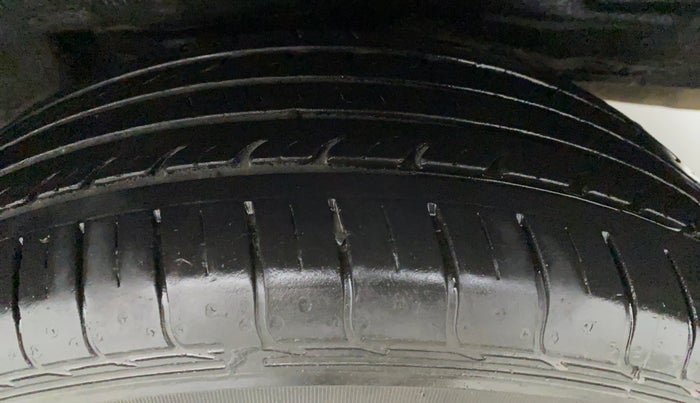 2015 Toyota Corolla Altis G, Petrol, Manual, 80,008 km, Right Front Tyre Tread