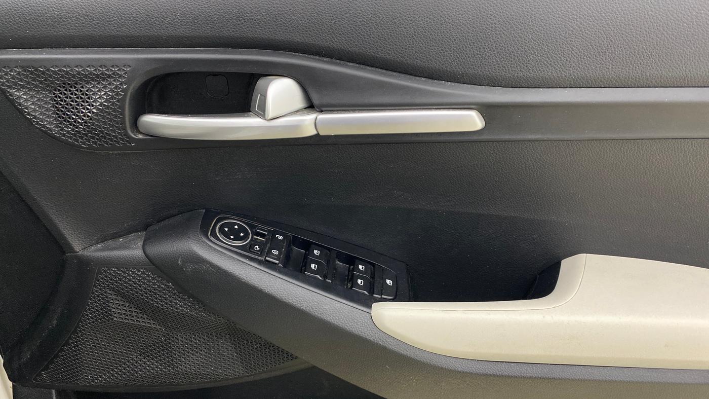 2023 KIA SELTOS HTK PLUS 1.5 DIESEL IMT, Diesel, Manual, 1,17,162 km, Driver Side Door Panels Control