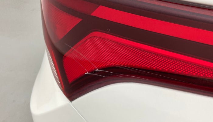 2018 Hyundai Verna 1.6 CRDI SX + AT, Diesel, Automatic, 90,944 km, Right tail light - Minor scratches