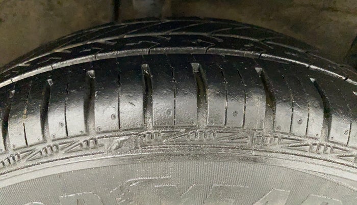 2011 Maruti Swift LXI, Petrol, Manual, 55,018 km, Right Front Tyre Tread