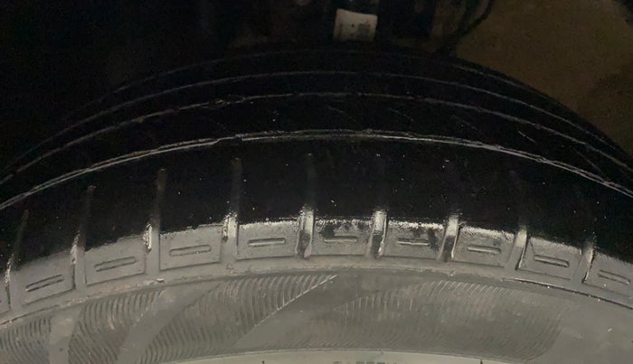 2016 Volkswagen Ameo HIGHLINE1.2L, Petrol, Manual, 68,683 km, Left Front Tyre Tread