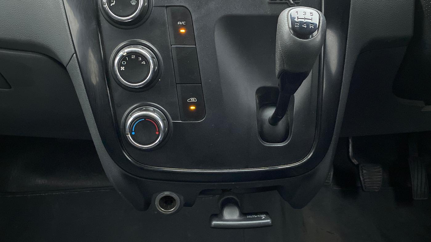 2018 Mahindra KUV 100 NXT K2 P 6 STR, Petrol, Manual, 40,830 km, Gear Lever
