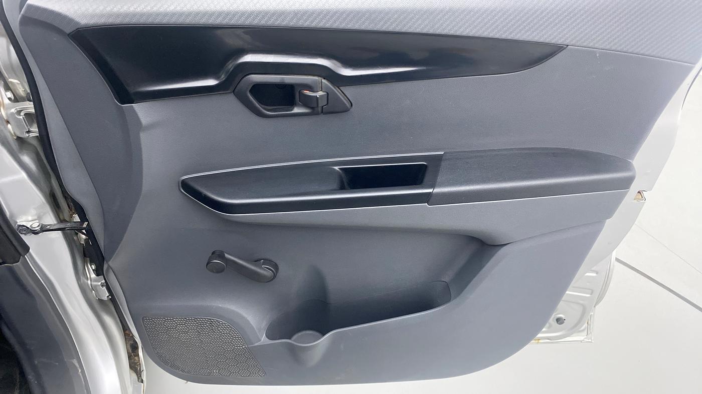 2018 Mahindra KUV 100 NXT K2 P 6 STR, Petrol, Manual, 40,830 km, Driver Side Door Panels Control