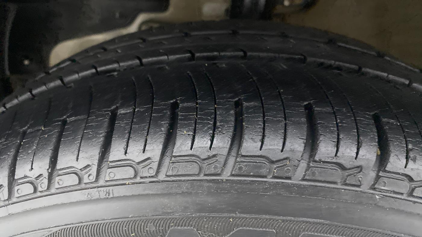2018 Mahindra KUV 100 NXT K2 P 6 STR, Petrol, Manual, 40,830 km, Left Front Tyre Tread