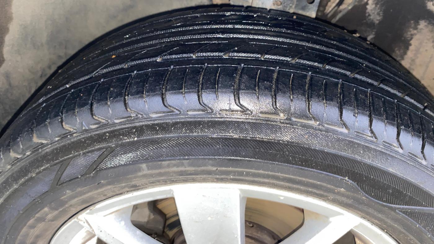 2016 Volkswagen Ameo HIGHLINE1.2L, Petrol, Manual, 98,069 km, Left Front Tyre Tread