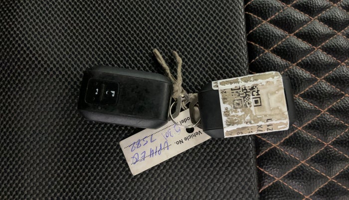 2020 Toyota Glanza V, Petrol, Manual, 63,451 km, Key Close Up