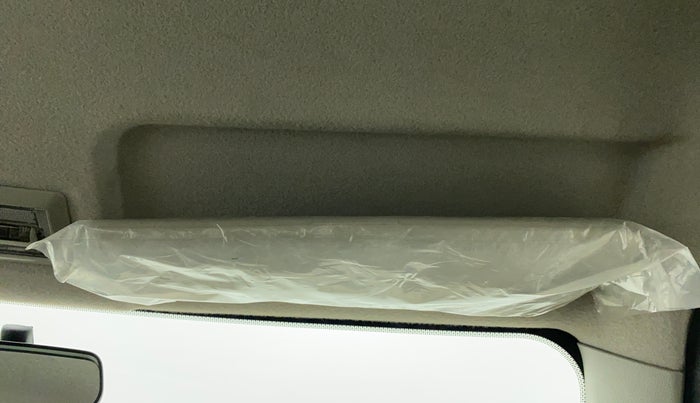 2018 Mahindra TUV300 T8 AMT, Diesel, Automatic, 59,701 km, Ceiling - Sun visor minor damage