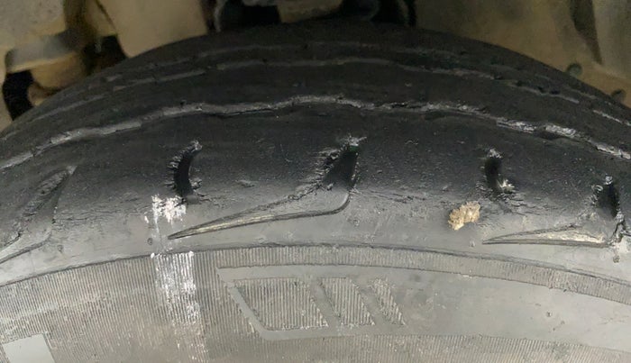 2018 Mahindra TUV300 T8 AMT, Diesel, Automatic, 59,701 km, Left Front Tyre Tread