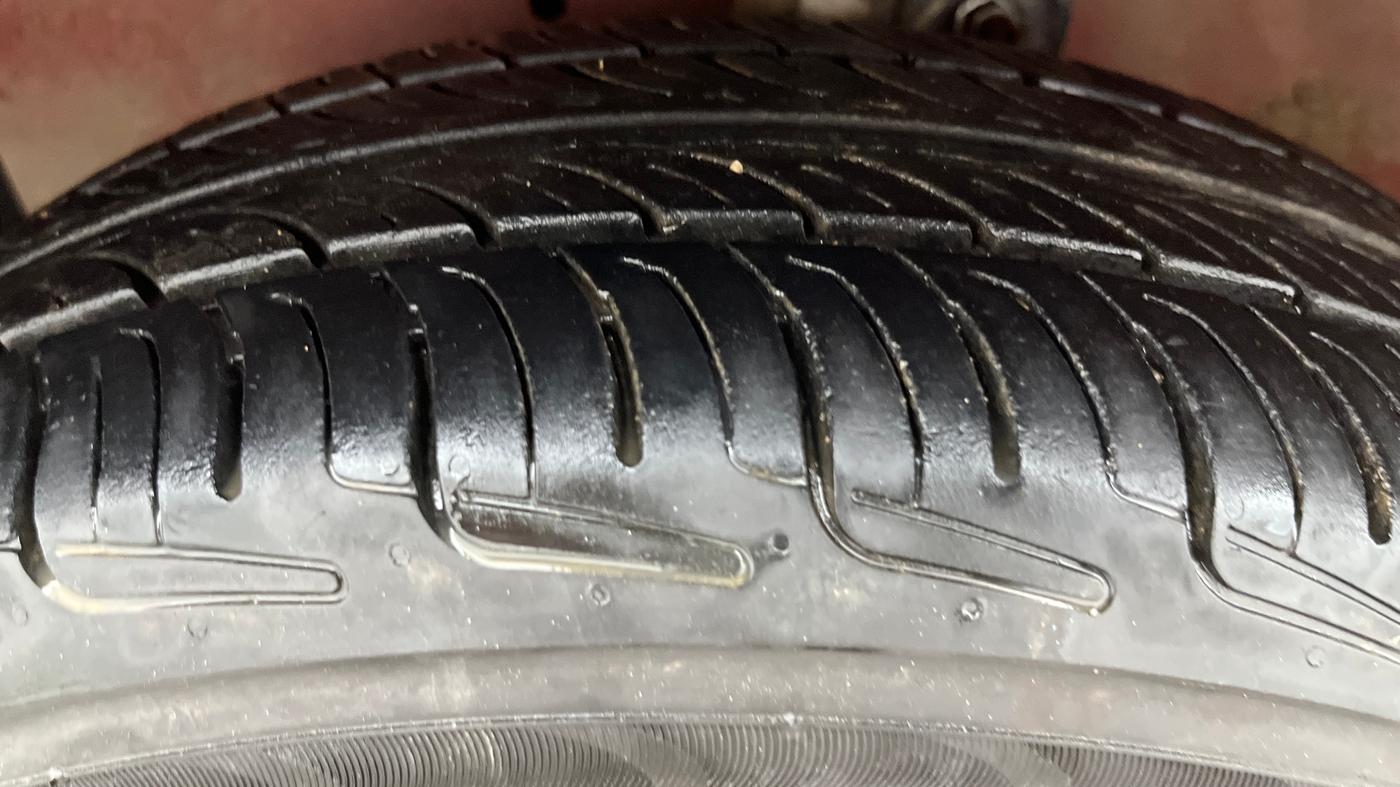 2016 Maruti Celerio VXI AMT, Petrol, Automatic, 1,12,413 km, Left Front Tyre Tread