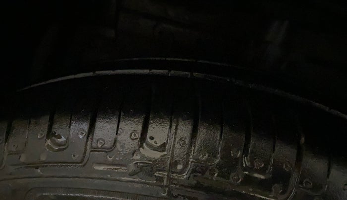 2017 Maruti Swift LXI (O), Petrol, Manual, 60,757 km, Left Front Tyre Tread