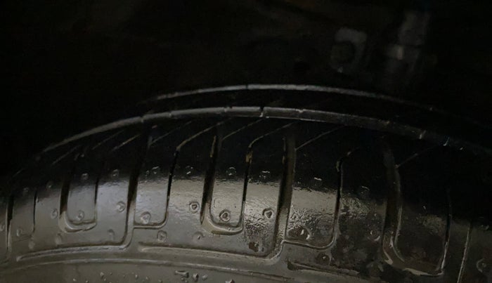 2017 Maruti Swift LXI (O), Petrol, Manual, 60,757 km, Right Front Tyre Tread