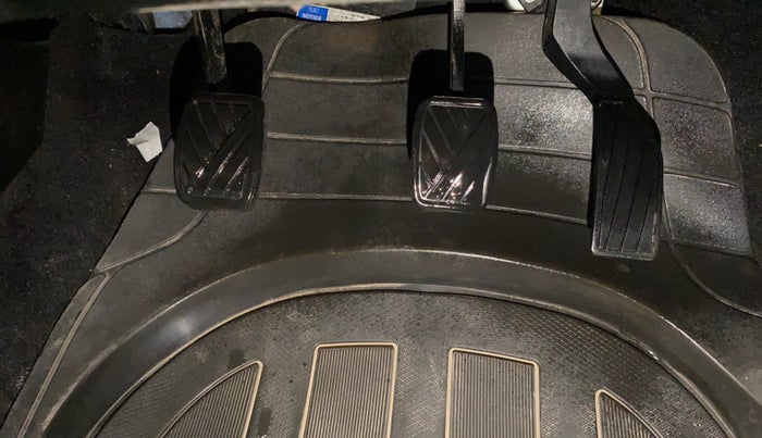 2017 Maruti Swift LXI (O), Petrol, Manual, 60,757 km, Pedals