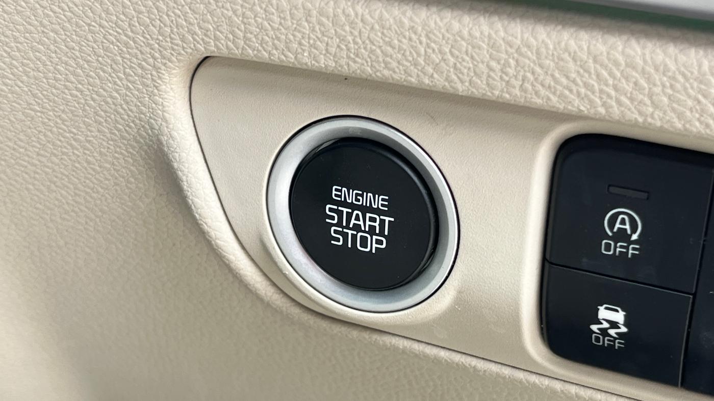 2024 KIA CARENS LUXURY PLUS 1.5 IMT PETROL, Petrol, Manual, 70,993 km, Keyless Start/ Stop Button