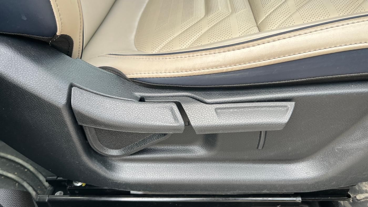 2024 KIA CARENS LUXURY PLUS 1.5 IMT PETROL, Petrol, Manual, 70,993 km, Driver Side Adjustment Panel