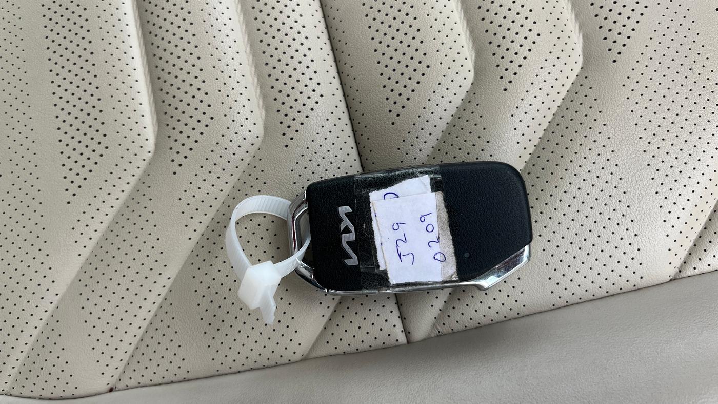 2024 KIA CARENS LUXURY PLUS 1.5 IMT PETROL, Petrol, Manual, 70,993 km, Key Close Up