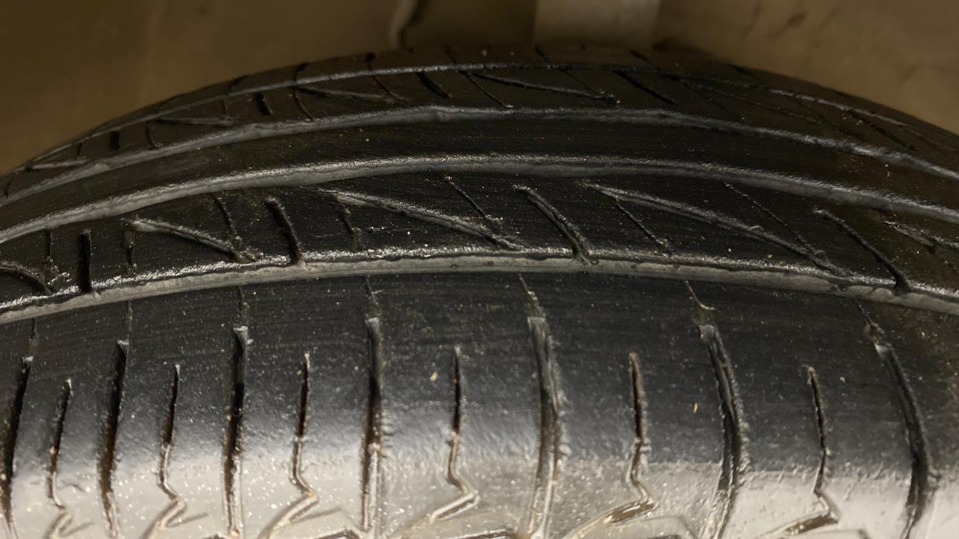 2009 Maruti Swift Dzire VXI 1.3, Petrol, Manual, 70,353 km, Right Front Tyre Tread