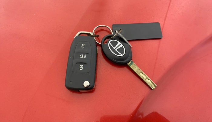 2018 Tata NEXON XZ PETROL, Petrol, Manual, 40,646 km, Key Close Up