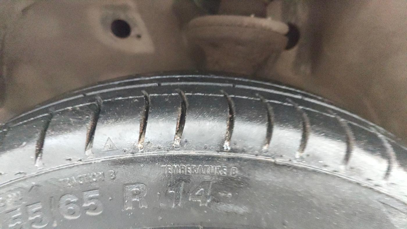 2014 Maruti Wagon R 1.0 VXI, Petrol, Manual, 1,20,761 km, Left Front Tyre Tread