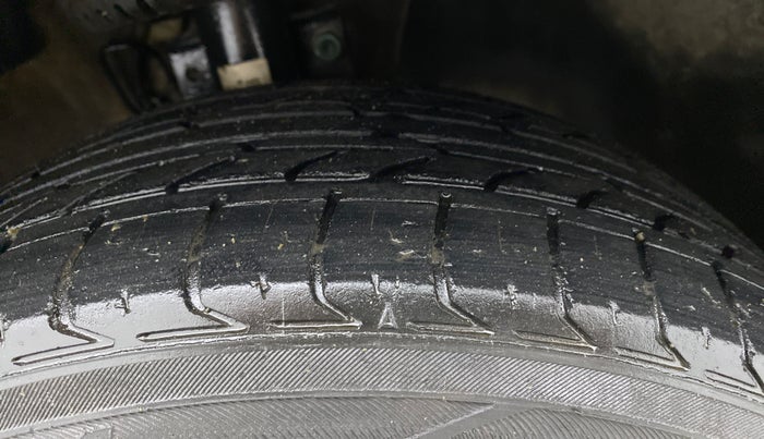 2017 Volkswagen Ameo HIGHLINE1.5L, Diesel, Manual, 1,07,294 km, Right Front Tyre Tread