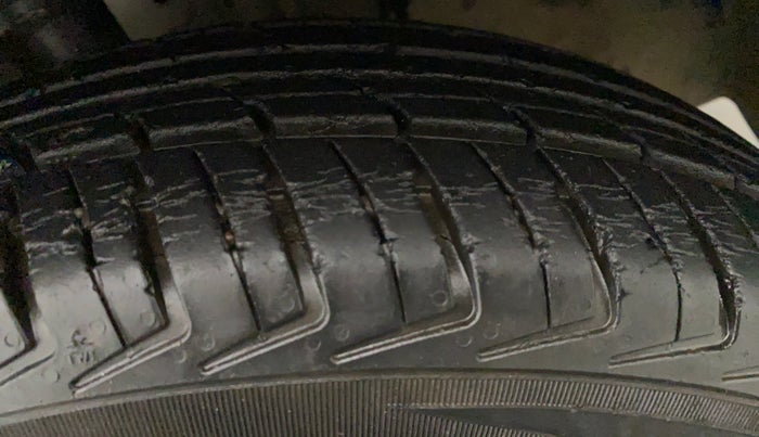 2016 Renault Kwid RXT 0.8 (O), Petrol, Manual, 35,288 km, Left Front Tyre Tread