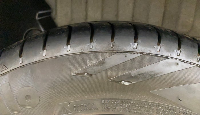 2015 Renault Lodgy 110 PS RXZ STEPWAY 8 STR, Diesel, Manual, 28,953 km, Right Rear Tyre Tread