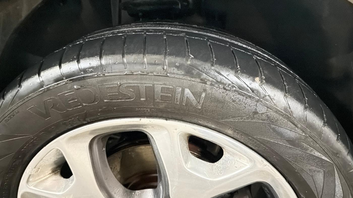 2018 Jeep Compass LIMITED PLUS PETROL AT, Petrol, Automatic, 1,05,006 km, Right Front Tyre Tread