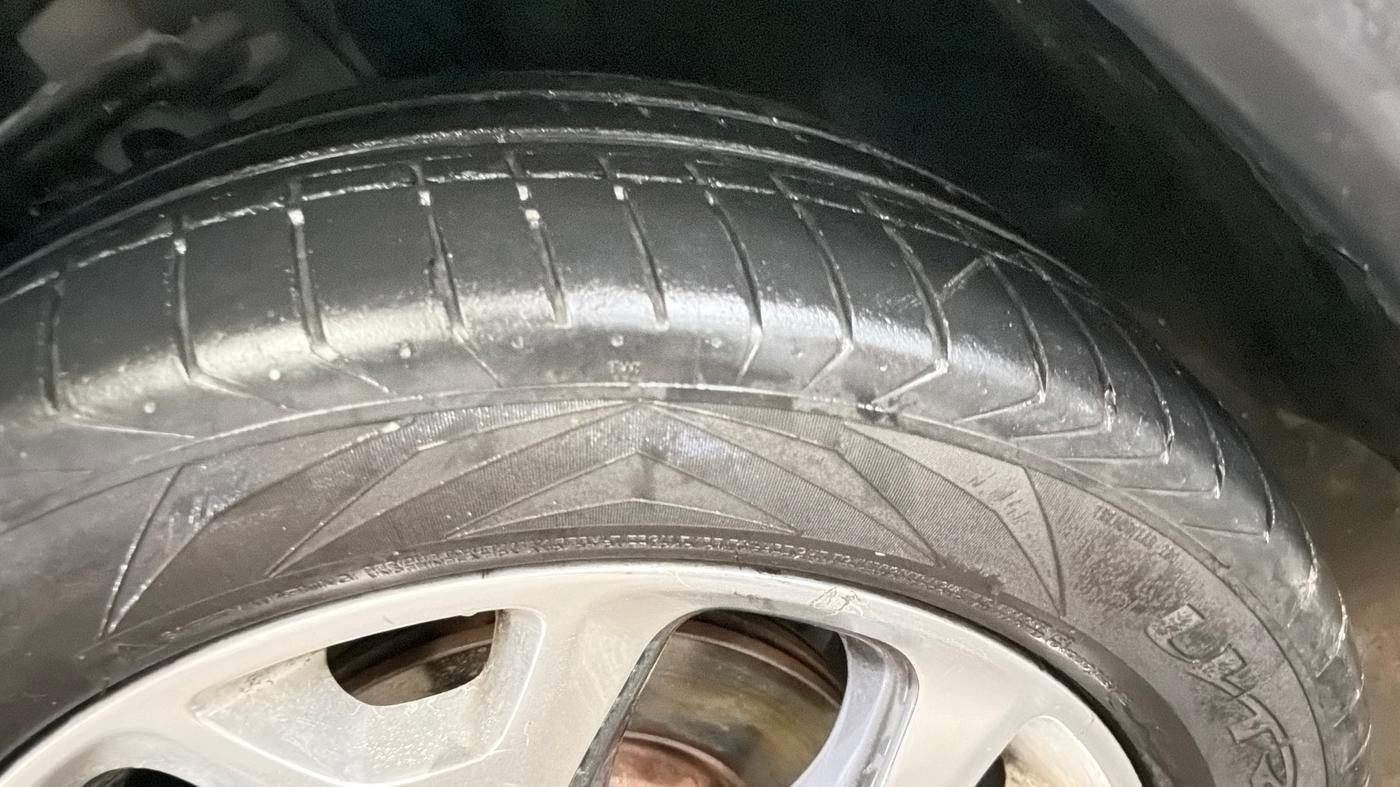 2018 Jeep Compass LIMITED PLUS PETROL AT, Petrol, Automatic, 1,05,006 km, Left Front Tyre Tread
