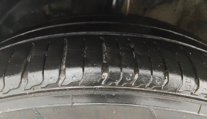 2019 Maruti Swift ZDI AMT, Diesel, Automatic, 1,33,716 km, Left Front Tyre Tread