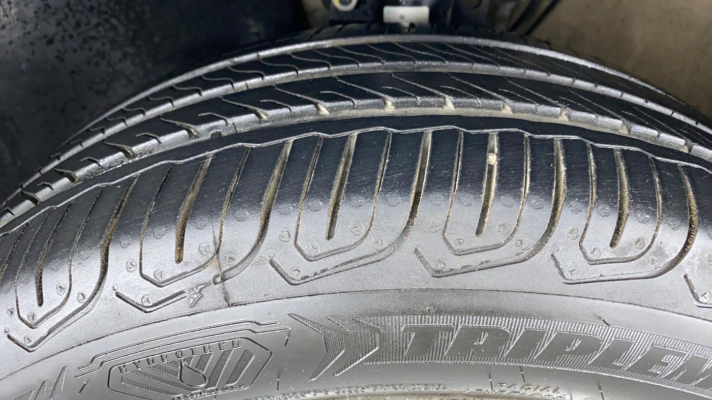 2015 Volkswagen Vento HIGHLINE TDI AT, Diesel, Automatic, 28,763 km, Left Front Tyre Tread