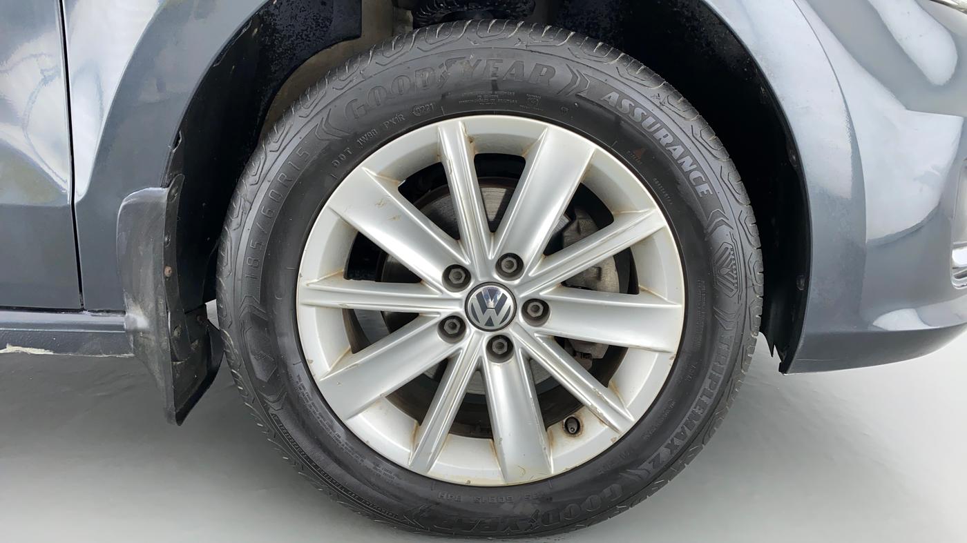 2015 Volkswagen Vento HIGHLINE TDI AT, Diesel, Automatic, 28,763 km, Right Front Wheel