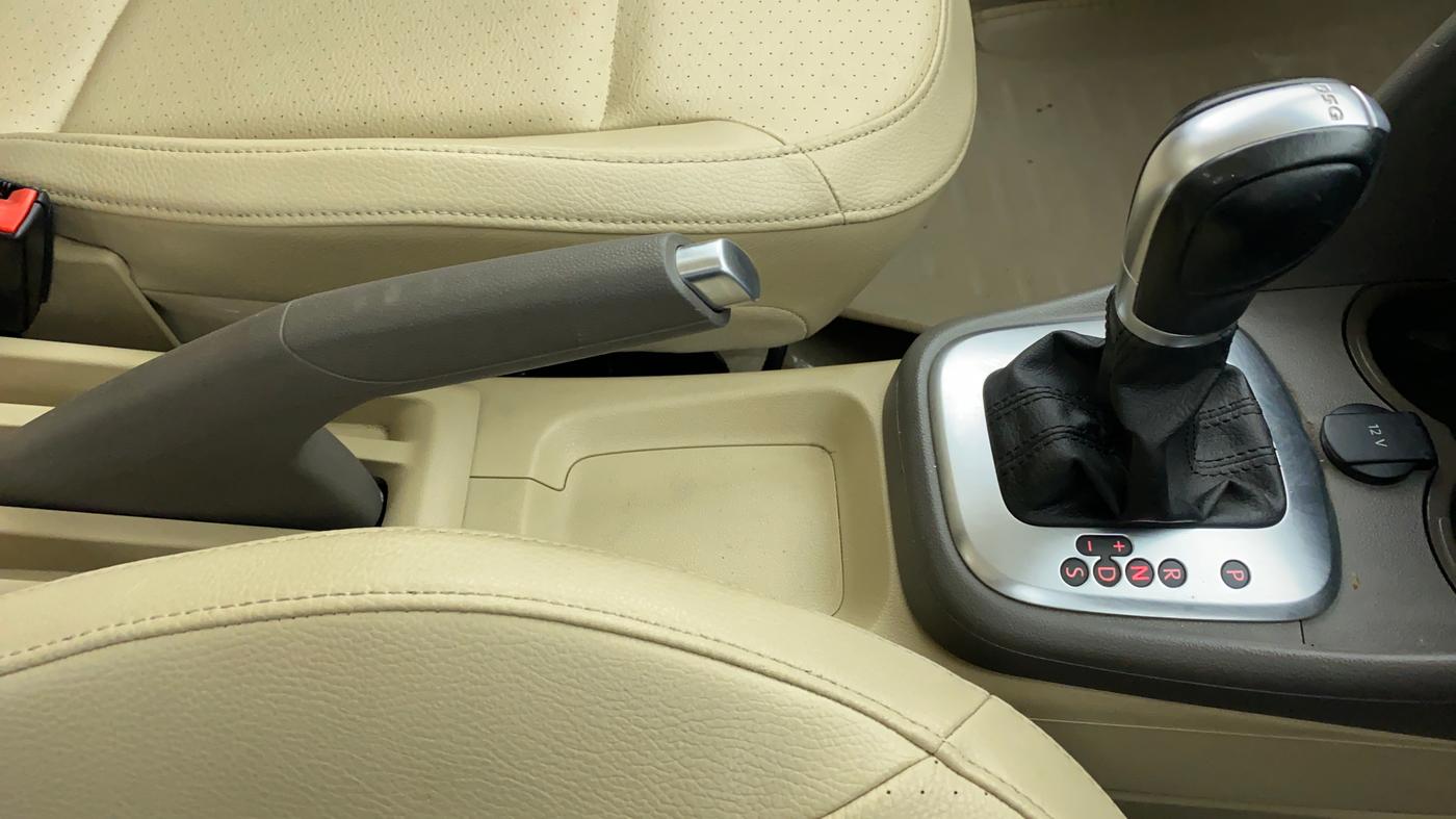 2015 Volkswagen Vento HIGHLINE TDI AT, Diesel, Automatic, 28,763 km, Gear Lever
