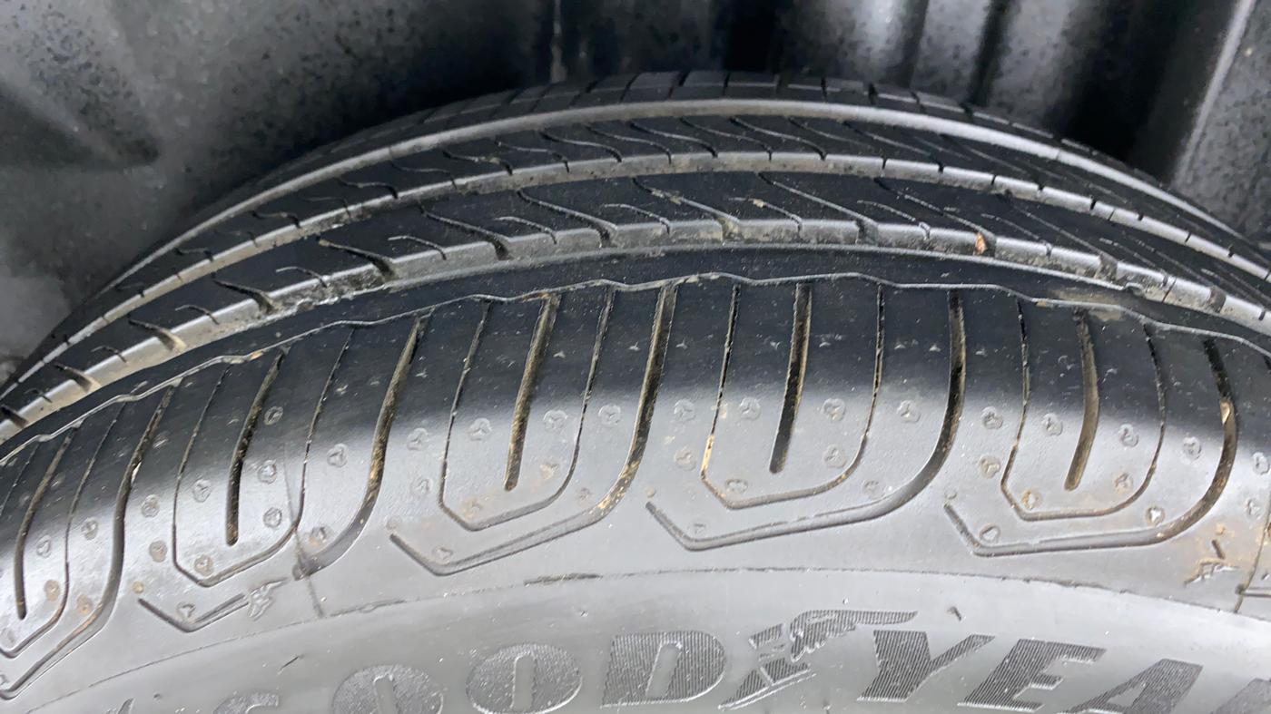 2015 Volkswagen Vento HIGHLINE TDI AT, Diesel, Automatic, 28,763 km, Left Rear Tyre Tread