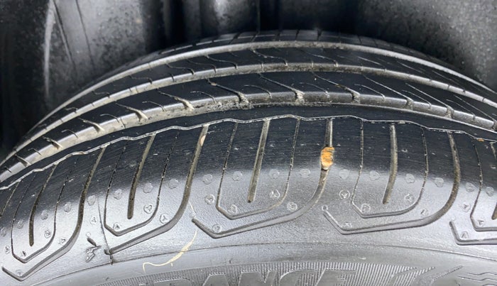 2015 Volkswagen Vento HIGHLINE TDI AT, Diesel, Automatic, 28,763 km, Right Rear Tyre Tread