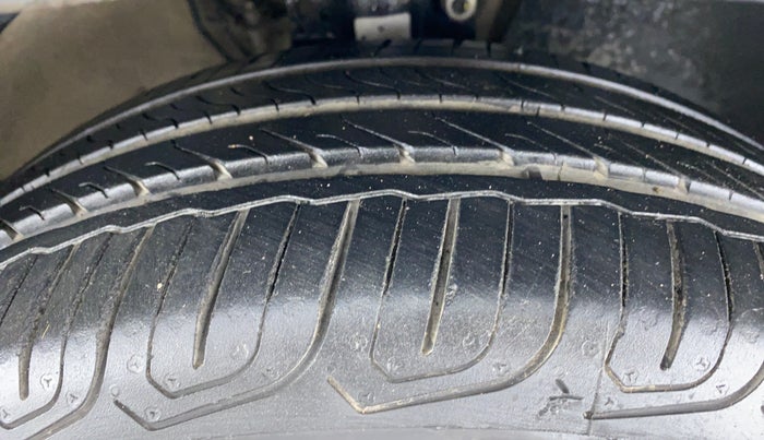2015 Volkswagen Vento HIGHLINE TDI AT, Diesel, Automatic, 28,763 km, Right Front Tyre Tread