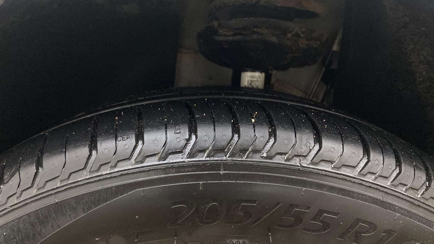 2023 Skoda SLAVIA AMBITION 1.0L TSI AT, Petrol, Automatic, 11,850 km, Left Front Tyre Tread