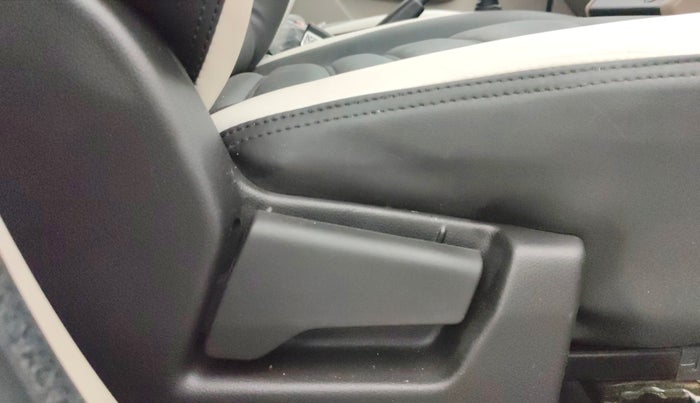 2024 Renault TRIBER RXL Limited Edition, Petrol, Manual, 4,849 km, Driver Side Adjustment Panel