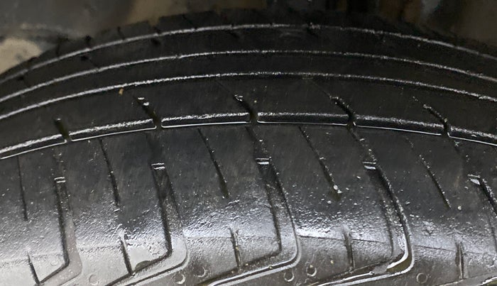 2013 Maruti Wagon R 1.0 VXI, Petrol, Manual, 29,373 km, Left Front Tyre Tread