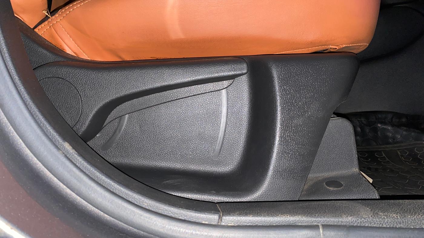 2019 Nissan Kicks XV 1.5, Petrol, Manual, 10,880 km, Driver Side Adjustment Panel
