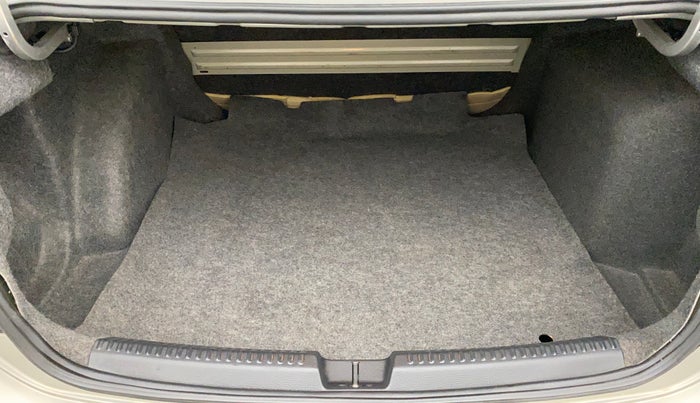 2014 Volkswagen Vento HIGHLINE 1.6 MPI, Petrol, Manual, 85,997 km, Boot Inside