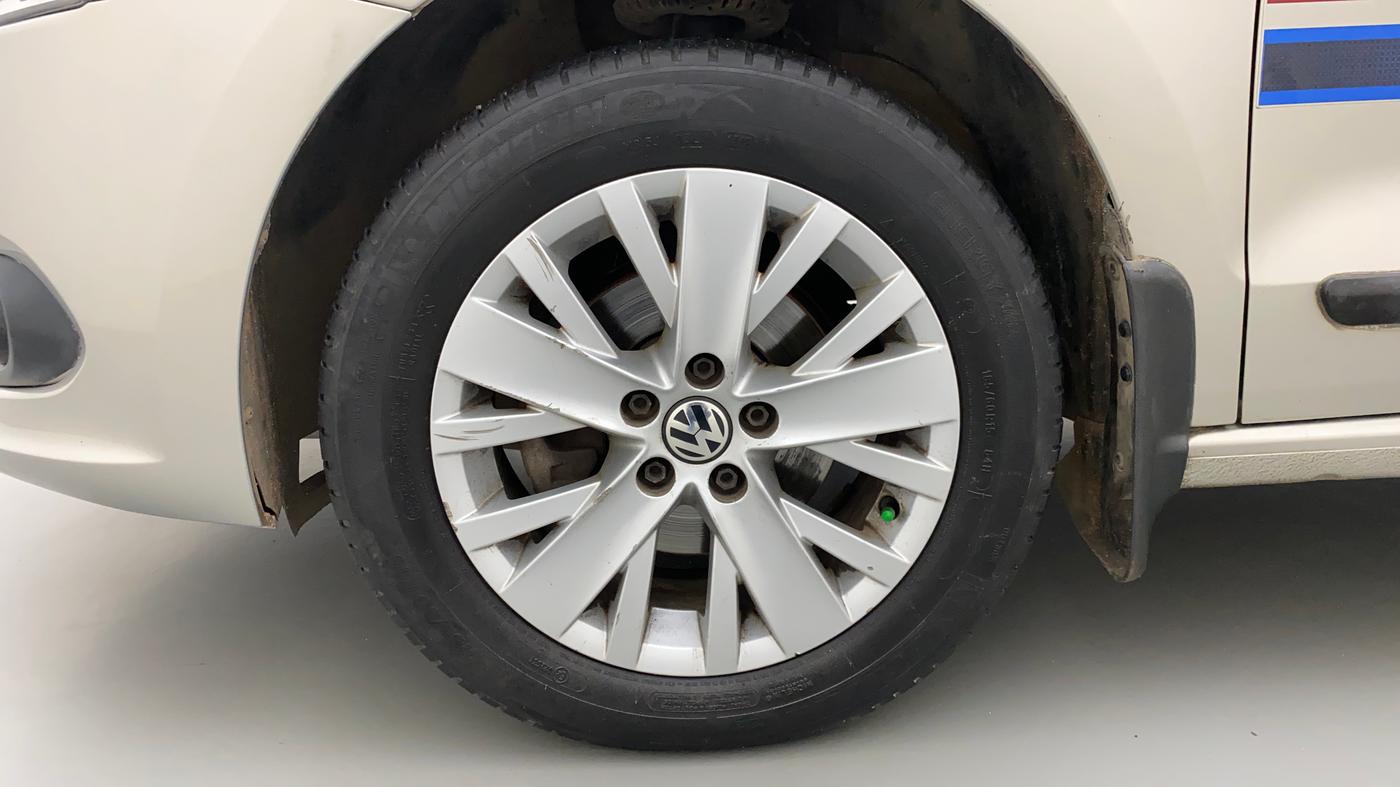 2014 Volkswagen Vento HIGHLINE 1.6 MPI, Petrol, Manual, 85,997 km, Left Front Wheel