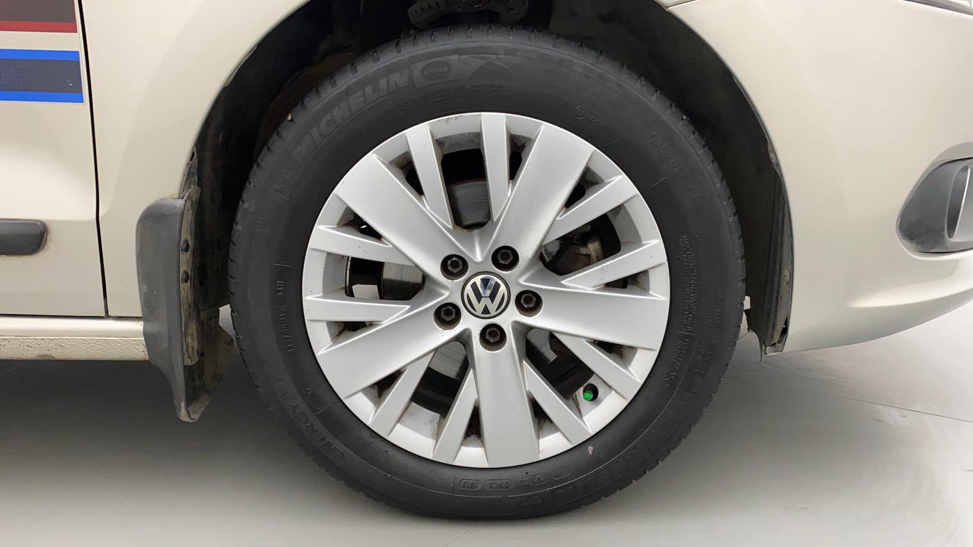 2014 Volkswagen Vento HIGHLINE 1.6 MPI, Petrol, Manual, 85,997 km, Right Front Wheel
